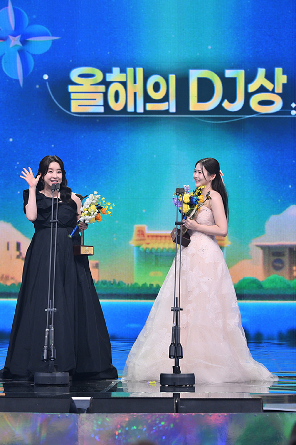 '2025 KBS 연예대상' 올해의 DJ상을 수상한 은가은 [사진=KBS]