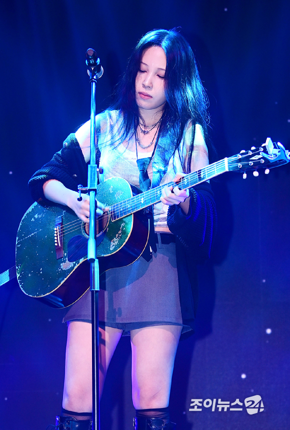 싱어송라이터 권진아가 15일 서울 NOL 씨어터 합정에서 열린 세 번째 EP 'SAVE ME' 발매 쇼케이스에서 선공개곡 '레인 온 미'를 선보이고 있다. [사진=정소희 기자]