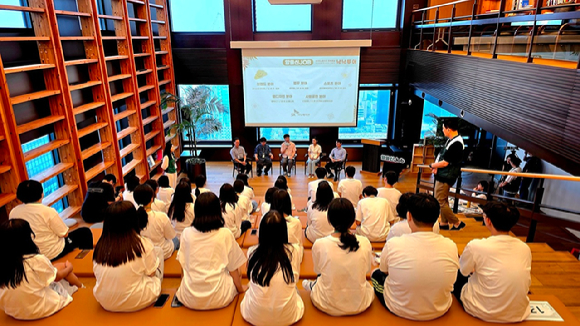 SK이노베이션 구성원들이 가족돌봄아동을 위한 진로탐색 토크쇼 '알쓸신Job'을 진행하고 있다. [사진=SK이노베이션]