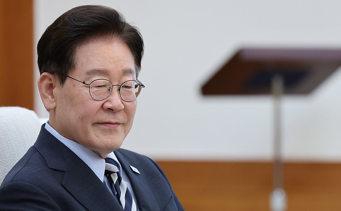 이재명 대통령이 지난달 23일 서울 여의도 KBS 별관에서 열린 부동산 정책 국민 대토론회에서 발언권을 요청하는 참석자들을 바라보고 있다. [사진=연합뉴스]