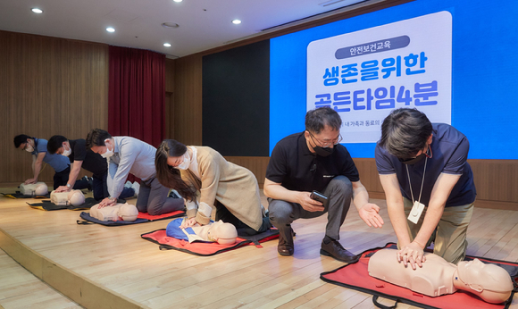 응급 의료 대응 교육에 참가한 LX인터내셔널 임직원들이 11일 서울 종로구 본사에서 응급 의료 전문가의 진행 아래 심폐소생술 실습을 하고 있다. [사진=LX인터내셔널]