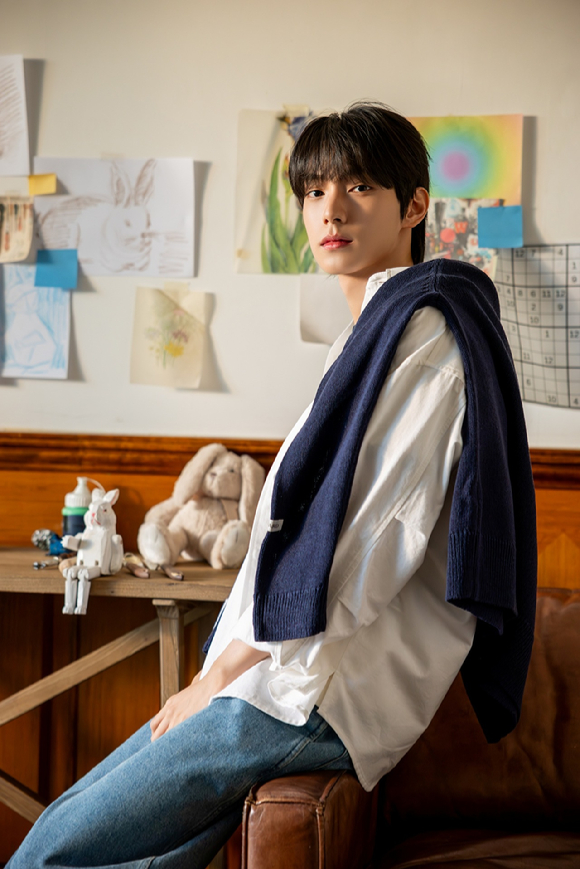 최립우가 첫 싱글 앨범 'SWEET DREAM'(스위트 드림) 발매를 앞두고 포즈를 취하고 있다. [사진=FNC엔터테인먼트]