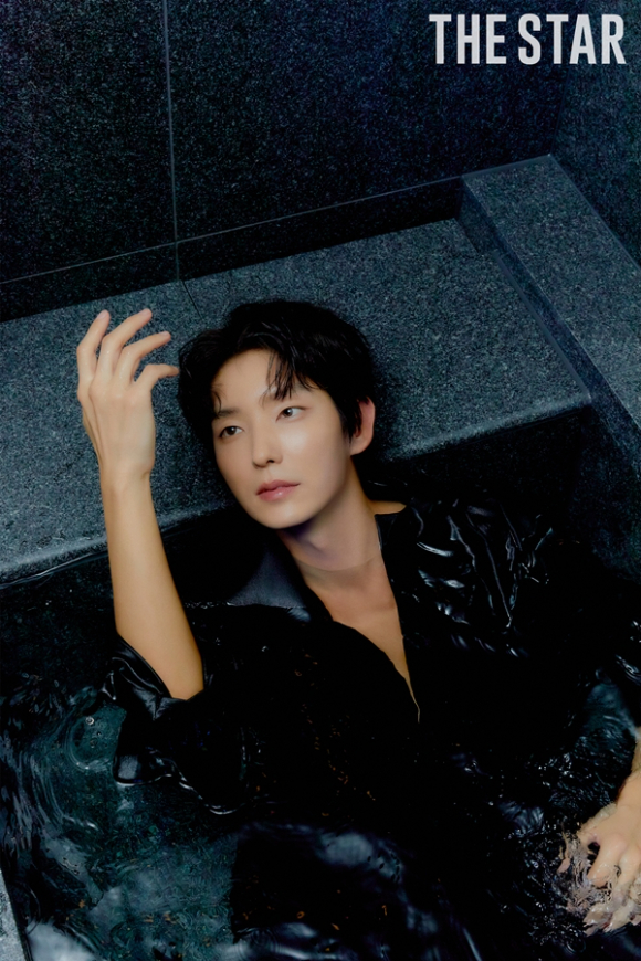 배우 이준기가 화보 촬영에서 포즈를 취하고 있다. [사진=더스타]