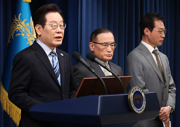 이재명 대통령이 14일 서울 용산 대통령실 기자회견장에서 한미 팩트시트 타결과 관련해 발표를 마친 뒤 취재진 질문에 답하고 있다.왼쪽부터 이재명 대통령, 위성락 국가안보실장, 이규연 홍보소통수석. 2025.11.14 [사진=연합뉴스]