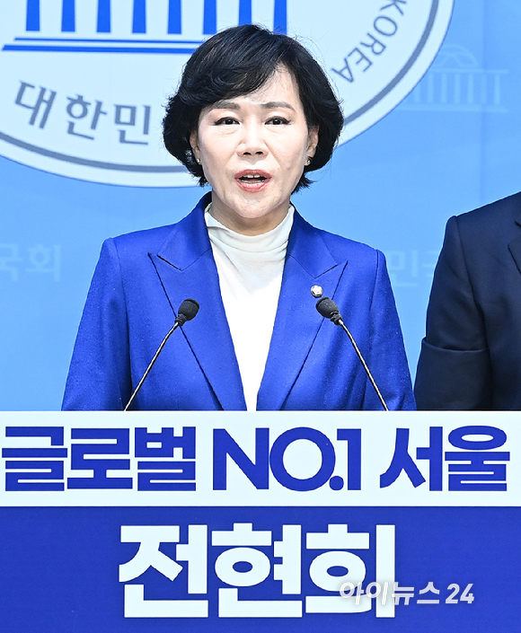 전현희 더불어민주당 의원이 2일 국회 소통관에서 서울시장 출마 선언을 하고 있다. [사진=곽영래 기자]