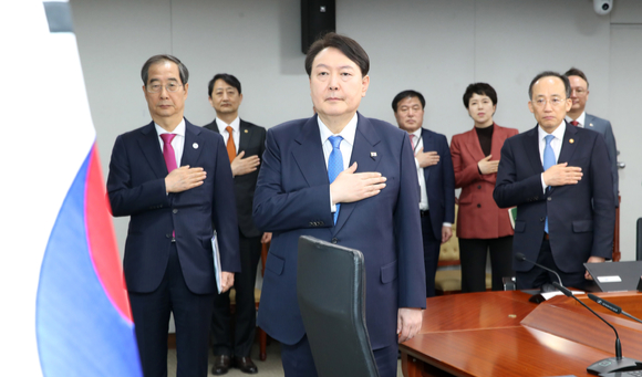 윤석열 대통령이 18일 서울 용산 대통령실 청사에서 열린 국무회의에서 국기에 대한 경례를 하고 있다. 2023.04.18. [사진=뉴시스]