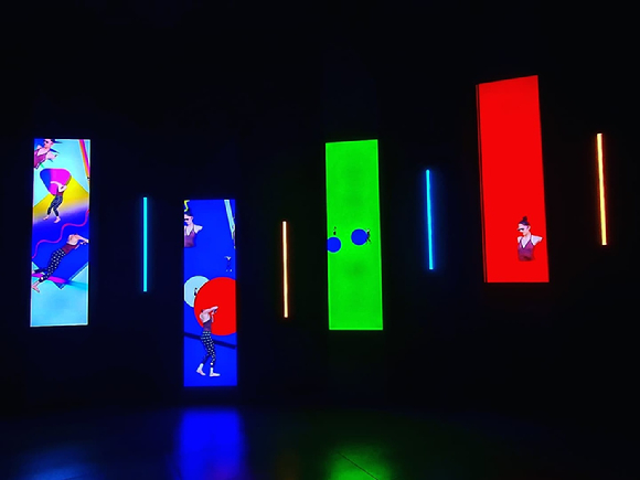 롯데뮤지엄 '드리머, 3:45 am' 전시회에선 LG전자의 'LG 울트라 스트레치 사이니지'로 앰비규어스댄스컴퍼니의 작품을 만나볼 수 있다. [사진=장유미 기자]