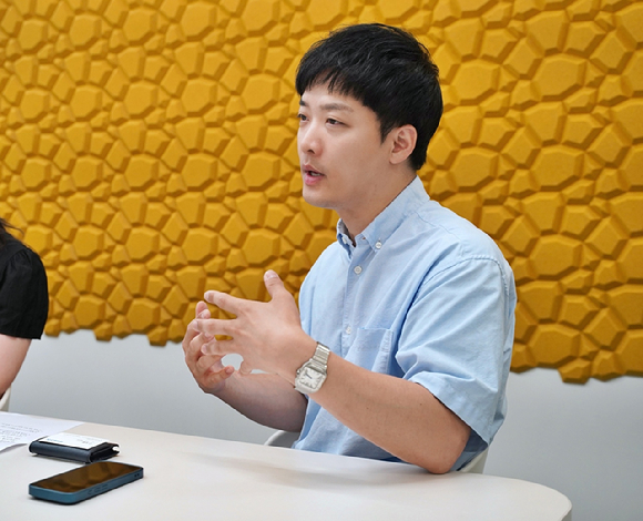 지난 25일 서울 양평동 롯데웰푸드 본사에서 만난 이승기 롯데웰푸드 IMC팀장(왼쪽)과 이유나 IMC팀 빙과 담당. [사진=롯데웰푸드]