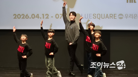 뮤지컬 '빌리 엘리어트' 기자간담회에 참석한 성인 빌리 역의 임선우, 그리고 '4대 빌리' 김승주, 박지후, 김우진, 조윤우 [사진=김양수 기자]