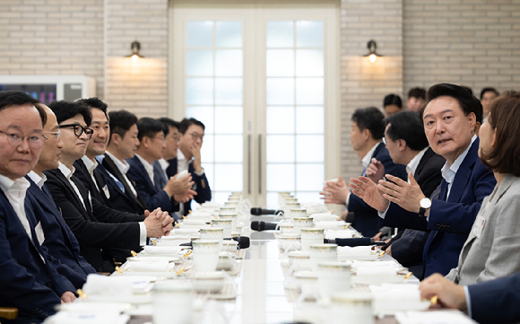 윤석열 대통령이 24일 서울 용산 대통령실 파인그라스에서 국민의힘 한동훈 신임 당대표, 추경호 원내대표 등의 신임 당 지도부와 당 대표 선거 출마자들을 초청해 만찬을 하고 있다. 2024.07.24. [사진=대통령실]