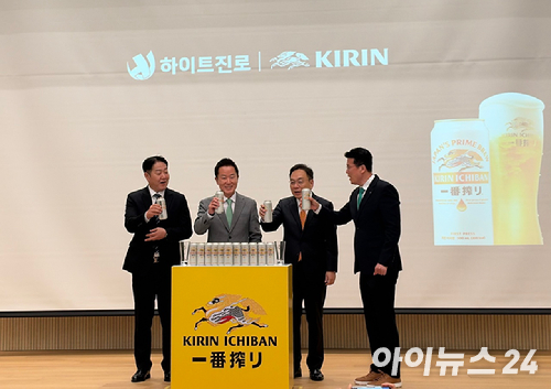 하이트진로 임원들이 국내 생산 기린 이찌방시보리 맥주 출시를 기념하고 있다. [사진=설래온 기자 ]