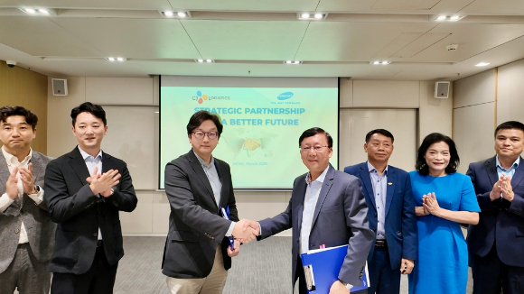 이종훈 CJ대한통운 경영지원실장(왼쪽에서 세 번째)과 응우엔 탄 빈(Nguyen Thanh Binh) 제마뎁 CEO(왼쪽에서 네 번째) 등 양사 관계자들이 제마뎁 물류-해운 지분거래 계약 체결식에서 기념사진을 찍고 있다. [사진=CJ대한통운]