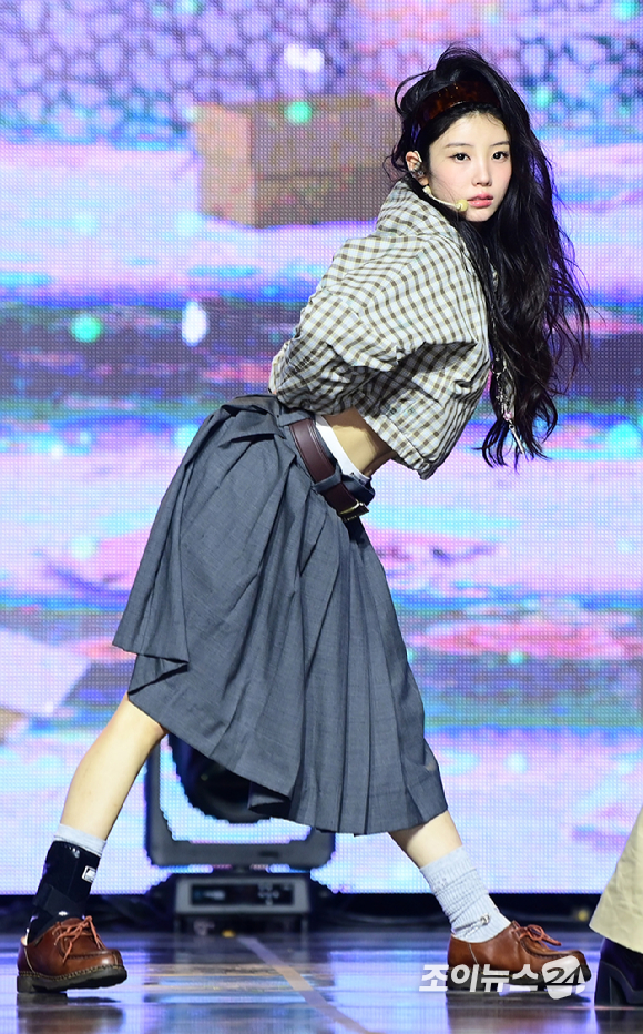 그룹 아일릿(ILLIT) 원희가 26일 서울 용산구 블루스퀘어에서 열린 아일릿 미니 5집 '브레이크 이븐(BREAK EVEN)' 미디어 쇼케이스에 참석해 타이틀곡 '체포하겠어' 무대를 선보이고 있다. [사진=정소희 기자]
