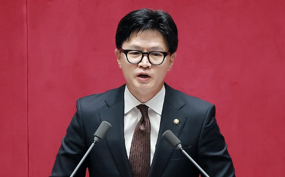 부산 북갑 국회의원 보궐선거에서 당선된 무소속 한동훈 의원이 지난 5일 국회에서 22대 국회 후반기 의장단을 선출하기 위해 열린 본회의에서 선서한 뒤 인사말하고 있다. 2026.6.5 [사진=연합뉴스]