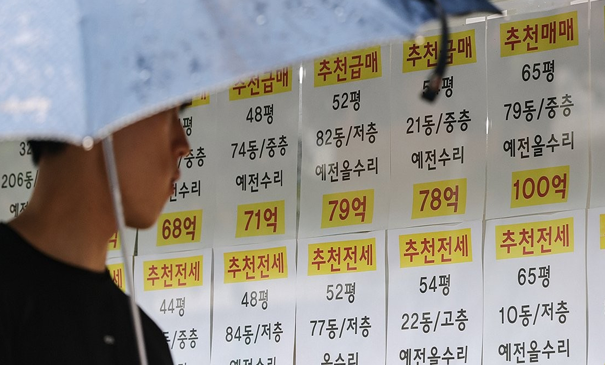 이재명 대통령이 지난달 23일 서울 여의도 KBS 별관에서 열린 부동산 정책 국민 대토론회에서 발언권을 요청하는 참석자들을 바라보고 있다. [사진=연합뉴스]