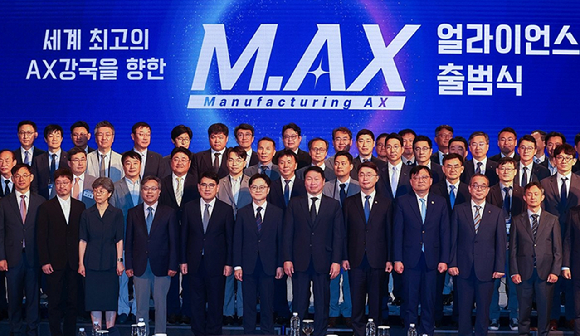 공장&middot;사무실&middot;병원을 가릴 것 없이 산업 전반에 AI가 파고들며 한국 경제의 구조적 전환이 가속화되고 있다. [사진=챗지피티]