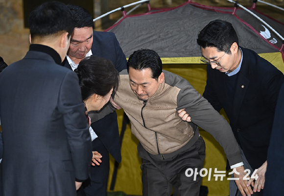 박근혜 전 대통령이 22일 쌍특검(통일교&middot;민주당 공천 뇌물 특검)을 요구하며 8일째 단식을 이어가는 국민의힘 장동혁 대표의 단식 현장을 방문해 대화를 나누고 있다. [사진=곽영래 기자]