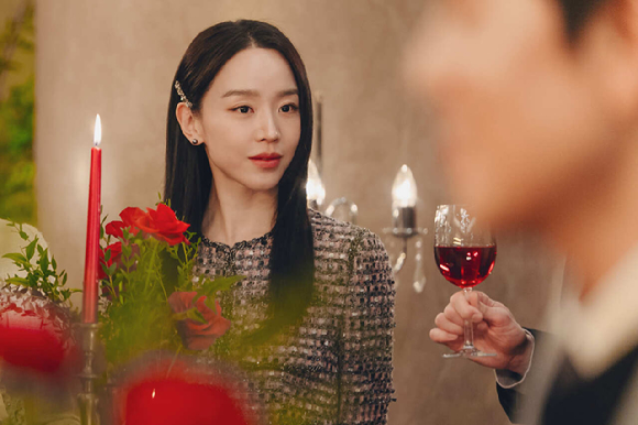 배우 신혜선이 넷플릭스 시리즈 '레이디 두아' 인터뷰에 앞서 포즈를 취하고 있다. [사진=넷플릭스]