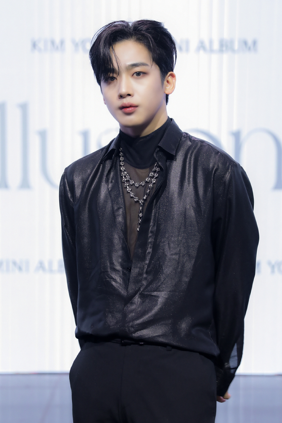 가수 김요한이 10일 솔로 미니앨범 'Illusion'(일루전) 발매 기념 온라인 쇼케이스에서 포즈를 취하고 있다. [사진=위엔터테인먼트]