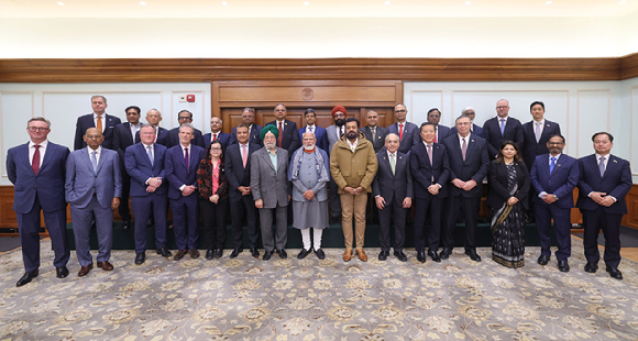 정기선 HD현대 회장(뒷줄 오른쪽 첫번째)과 김형관 HD한국조선해양 대표(앞줄 오른쪽 첫번째)가 지난 1월 인도 뉴델리 총리 관저에서 진행된 '글로벌 에너지 리더 라운드테이블'에 참석하고 있다. [사진=인도 총리실 홈페이지]