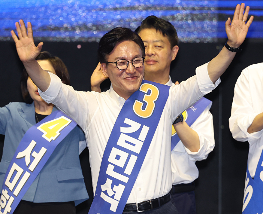 9일 오후 대구 인터불고 엑스코 호텔에서 열린 더불어민주당 당 대표 및 최고위원 선출을 위한 대구&middot;경북 합동연설회에서 김민석 당 대표 후보가 인사하고 있다. 2026.8.9 [사진=연합뉴스]