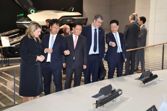 25일 멜라니 졸리(Melanie Joly) 캐나다 산업부 장관 일행이 HD현대 글로벌R&D센터에서 미래형 선박&middot;잠수함&middot;호위함 등 함정 모형을 둘러보고 있다. [사진=HD현대]