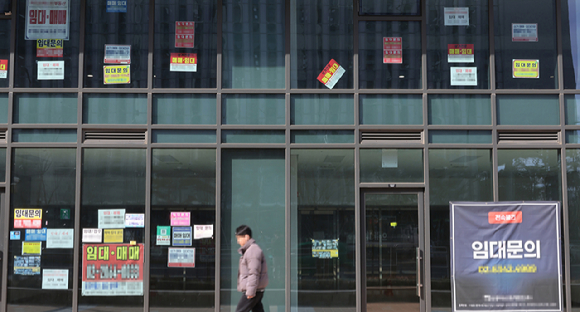 지난 3월25일 서울 한 건물 상가에 임대 광고가 붙어 있다. [사진=연합뉴스]