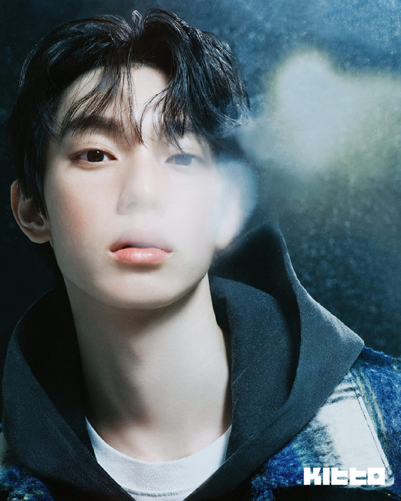 최립우가 화보 촬영에서 포즈를 취하고 있다. [사진=Kitto]