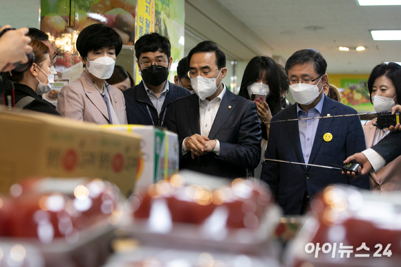 박홍근 더불어민주당 원내대표와 3기 원내대표단이 15일 서울 영등포구 농협하나로마트 여의대방로점을 찾아 과일 코너 직원으로 부터 과일 가격 상승과 관련된 정보를 듣고 있다. [사진=국회사진취재단]