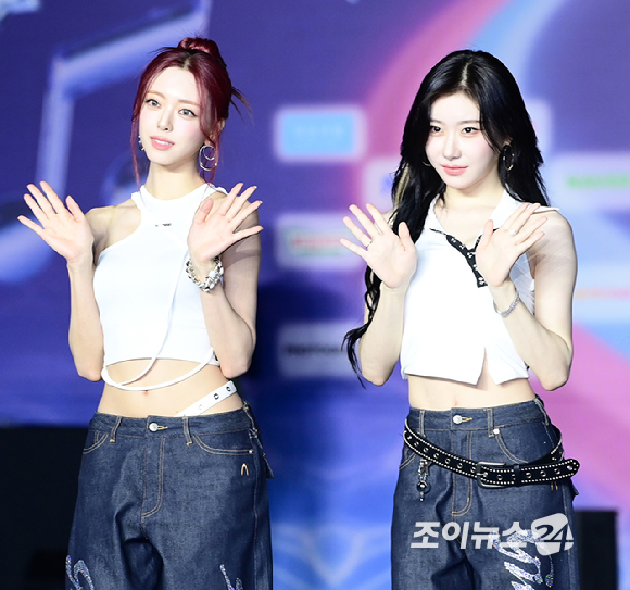 그룹 있지(ITZY)가 26일 오후 경기도 고양 일산서구 대화동 킨텍스에서 열린 2025 SBS 가요대전 Summer(써머) 블루카펫 행사에 참석하고 있다. [사진=정소희 기자]