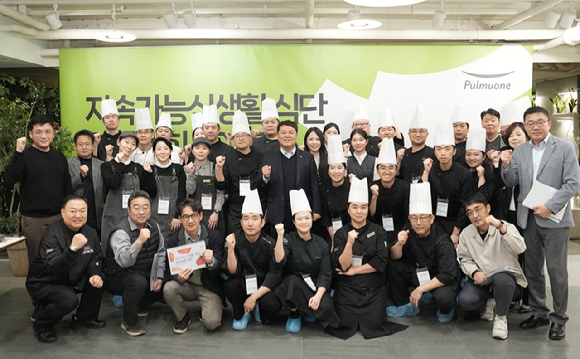 12일 서울 송파구 풀무원푸드앤컬처 본사에서 열린 '2025 지속가능식생활 식단 경진대회' 예선 종료 후, 풀무원푸드앤컬처 이동훈 대표(두 번째 줄 왼쪽 일곱 번째)와 풀무원 임직원들이 기념 촬영을 하고 있다. [사진=풀무원푸드앤컬처 제공]