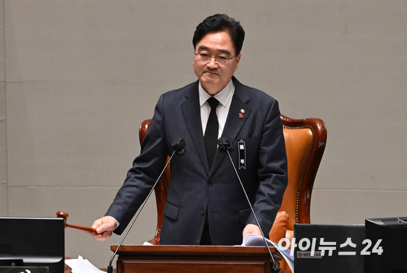 7일 오전 서울 여의도 국회에서 열린 예산결산특별위원회 전체회의에서 우원식 위원장이 의사봉을 두드리고 있다. [사진=김성진 기자]