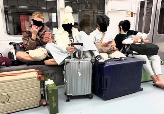 서울 지하철 5호선 열차 안에서 좌석에 다리를 올리거나 캐리어 위에 발을 얹는 등 불쾌감을 유발하는 행동을 한 이들이 누리꾼들의 공분을 사고 있다. 사진은 해당 남성들. [사진=X 갈무리]