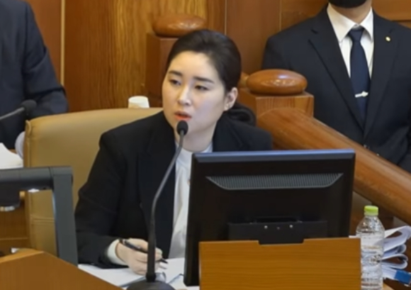 지난 14일 헌법재판소에서 윤석열 대통령과 김계리 변호사가 대화를 나누고 있다. [사진=연합뉴스]