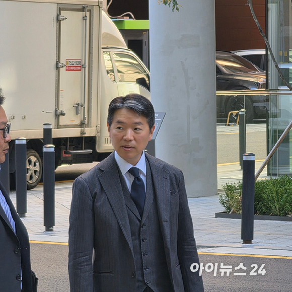 신동국 한양정밀 회장(사진 맨 왼쪽)이 27일 오후 6시께 한미사이언스 이사회가 끝나 나오고 있다. 2026.10.27 [사진=이효정 기자 ]