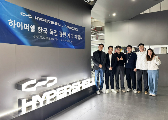 브이디로보틱스와 하이퍼쉘이 국내 독점 총판 계약을 체결하고 기념 사진을 촬영하고 있다. 왼쪽부터 브이디로보틱스 함판식 대표이사, 하이퍼쉘 공동창업자 겸 COO 펜 유(Penn Yu), 세일즈 총괄 닉 왕(Nick Wang), 브이디로보틱스 정원익 부사장, 신용민 마케팅팀장, 하이퍼쉘 IMC 총괄 조시 저우(Jossie zhou) [사진=브이디로보틱스]