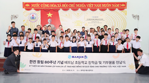 한진 노삼석 대표이사 사장, 조현민 사장이 11일 베트남 퀴논 프억흥 1초등학교 대강당에서 장학금과 기부물품을 전달하고 학생들과 함께 기념 촬영을 하고 있다. 뒷줄 왼쪽 다섯 번째부터 한진 노삼석 대표이사 사장, 조현민 사장이 자세를 취하고 있다. [사진=한진]