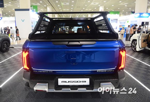 'EV 트렌드 코리아 2026'이 25일 서울 강남구 코엑스에서 열렸다. KG모빌리티(KGM) 부스에 무쏘 EV, 토레스 EVX, 액티언 하이브리드 등 친환경 전동화 모델 3종이 전시되고 있다. [사진=정소희 기자]