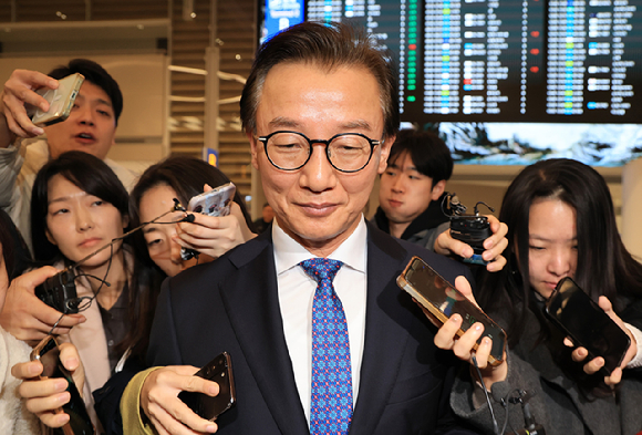 전재수 해양수산부 장관이 11일 '유엔해양총회' 유치 활동을 마치고 귀국해 취재진 질문을 받으며 이동하고 있다. 전재수 장관은 이날 사의를 표명했다. 2025.12.11 [공동취재] [사진=연합뉴스]