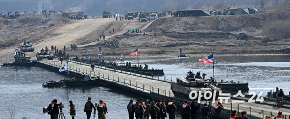 20일 경기 연천군 임진강 일대 석은소 훈련장에서 열린 한미 연합 제병협동 도하훈련에서 한국형 자주도하장비 수룡이 투입되고 있다. 2025년 전반기 한미 연합연습의 일환으로 실시된 이번 훈련에는 국군 5·7공병여단과 미2사단, 한미연합사단 등 총 600여 명의 장병이 참가했다. [사진=사진공동취재단]