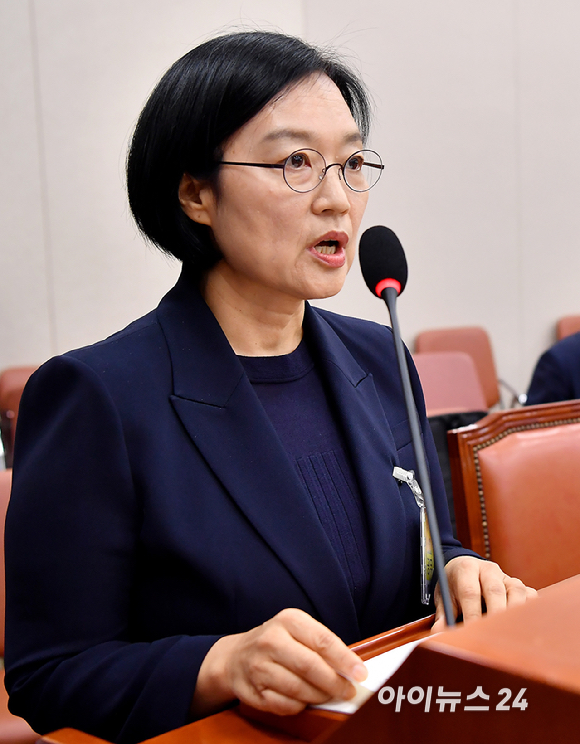 한성숙 중소벤처기업부 장관 후보자가 15일 오전 서울 여의도 국회 산업통산자원중소벤처기업위원회에서 열린 인사청문회에서 모두발언을 하고 있다. [사진=곽영래 기자]