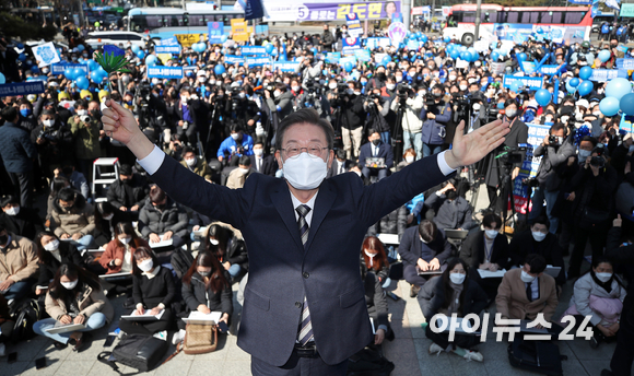 이재명 더불어민주당 대선후보가 3일 오후 서울 종로 보신각터에서 열린 '우리 모두를 위해, 성평등 사회로' 유세에서 '기적'이라는 꽃말을 가진 파란 장미를 들고 시민과 지지자들에게 인사하고 있다. [사진=국회사진취재단]