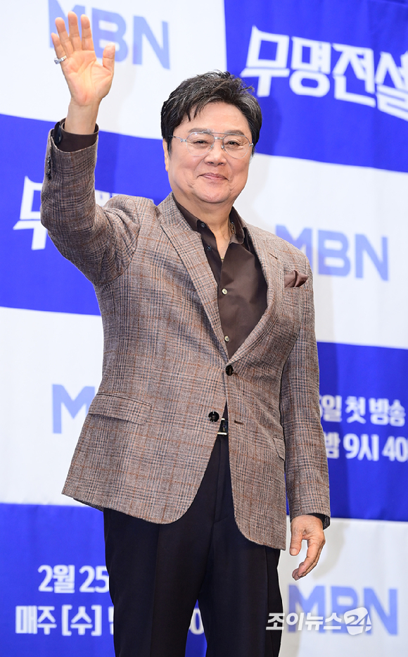 가수 남진이 25일 오후 서울 마포구 스탠포드호텔에서 열린 MBN 초대형 트롯 오디션 '무명전설-트롯 사내들의 서열전쟁' 제작발표회에 참석하고 있다.