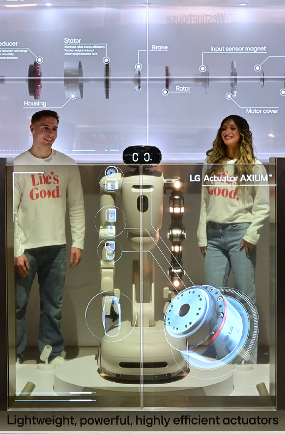 LG전자가 미국 라스베이거스에서 현지시간 6일 개막하는 CES 2026에 참가한다. 전시관 입구에는 초슬림&middot;초밀착 무선 월페이퍼 TV &lsquo;LG 올레드 에보 AI W6&rsquo; 38대를 천장에 매달아 공중에 떠 있는 듯 연출한 초대형 오브제가 관람객들을 맞이한다. 홈 로봇 'LG 클로이드'와 모델들이 초대형 오브제 앞에서 다양한 포즈를 취하고 있다. [사진=LG전자]