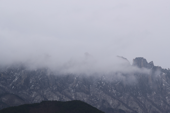 13일 눈이 쌓인 강원 설악산국립공원 일원에 구름이 껴 있다. 2025.12.13 [사진=연합뉴스]