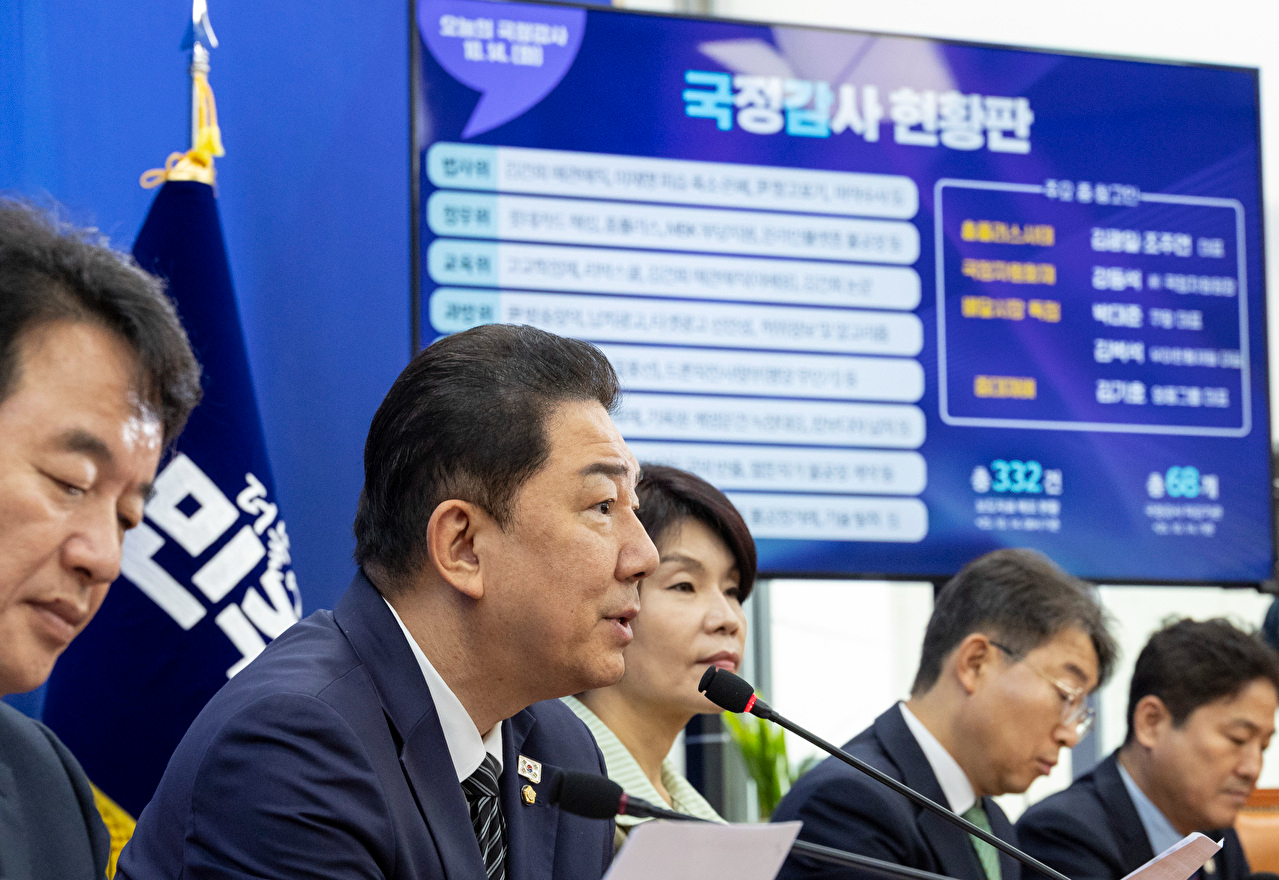 더불어민주당 김병기 원내대표가 14일 국회에서 열린 국정감사 대책회의에서 이날 국감에서 집중할 내용에 대해 설명하고 있다. 2025.10.14 [사진=연합뉴스]