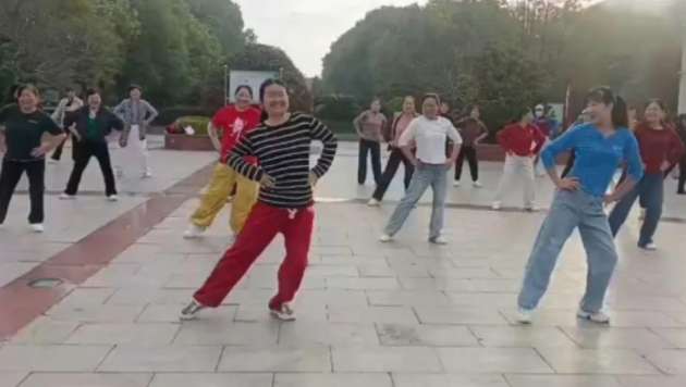 의사들이 불가능하다고 본 혼수상태 딸이 어머니의 10년간 '스퀘어 댄스 재활' 끝에 기적적으로 깨어난 사연이 공개됐다. 사진은 양팡 씨(왼쪽)와 어머니 샤오쉐페이. [사진=바이두 갈무리]