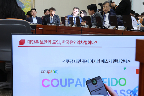 3일 국회 정무위원회에서 열린 쿠팡 개인정보 유출 사태 관련 현안질의에서 박대준 쿠팡 대표이사가 위원 질의에 답하고 있다. 오른쪽은 브랫 매티스 쿠팡 최고 정보 보호 책임자(CISO). [사진=연합뉴스]