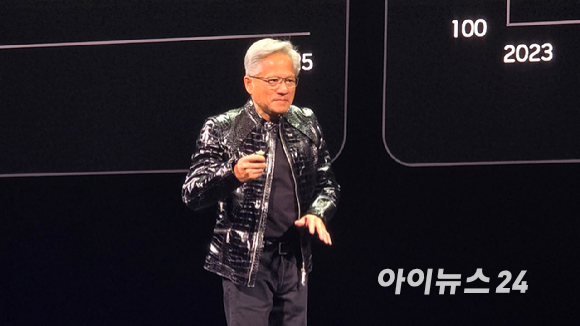 젠슨 황 엔비디아 CEO가 5일(현지시간) 미국 라스베이거스 퐁텐블로 호텔에서 열린 CES 2026 특별연설을 하고 있다. [사진=박지은 기자]