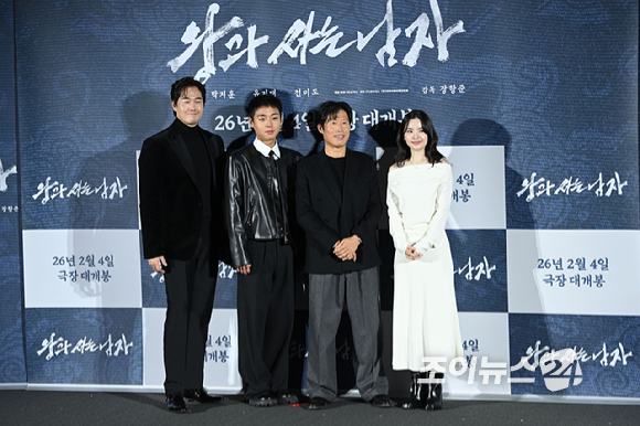 배우 유지태, 박지훈, 유해진, 전미도가 19일 오전 서울 용산구 CGV용산아이파크몰점에서 열린 영화 '왕과 사는 남자'(감독 장항준) 제작보고회에 참석해 포즈를 취하고 있다. [사진=문수지 기자]